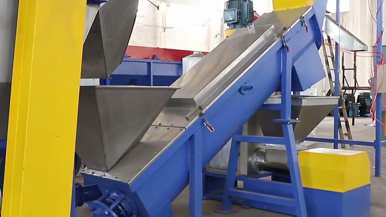 Rigid plastic recycling washing line operating in the factory
