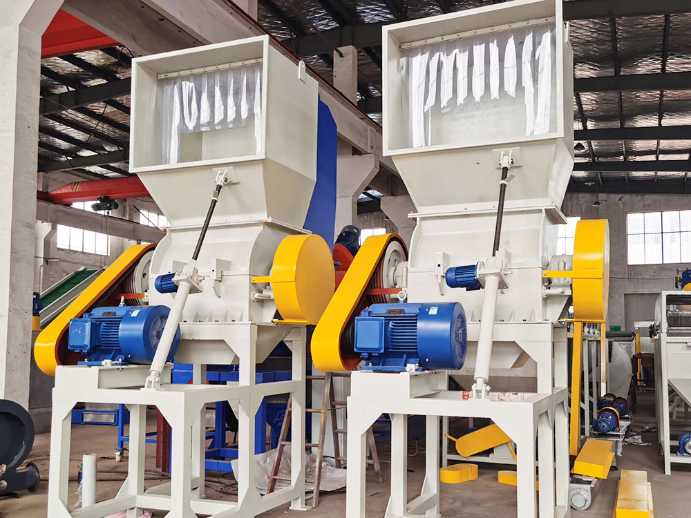 Plastic crusher and granulator machine for recycling flakes