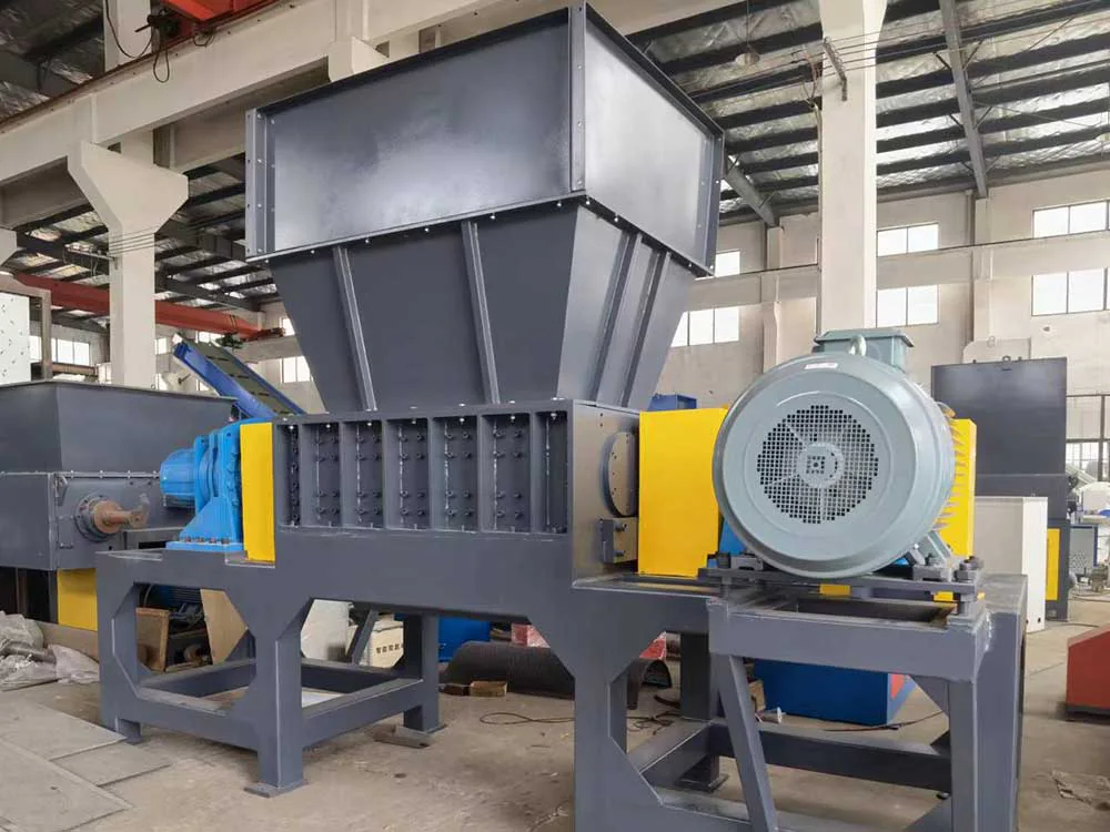 Industrial double shaft plastic shredder for bulky recycling feedstock