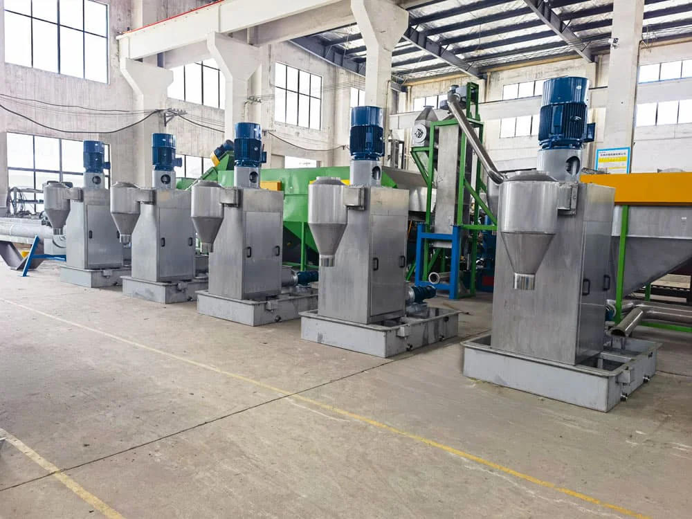 Horizontal dewatering machine for rigid plastic flakes